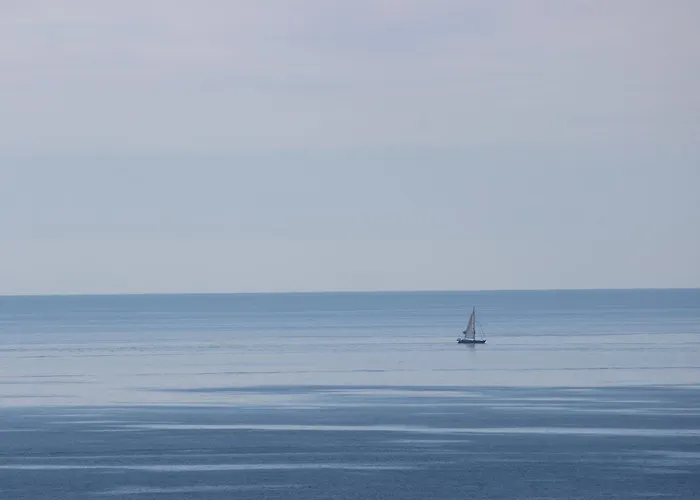 Sea View With Balcony And Pool - Da Luz