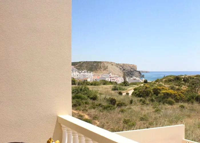 Sea View With Balcony And Pool - Da Luz